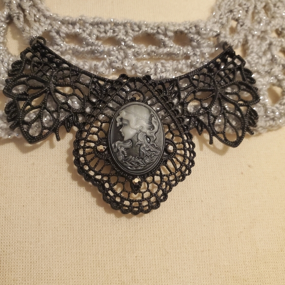 Handcrocheted choker & wristlet set - Picture 2 of 3